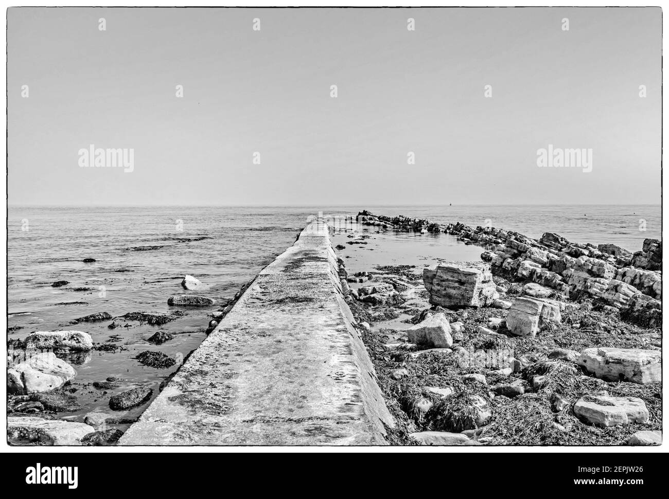 Una bella arte in bianco e nero vista mare lungo il percorso sommerso a Peveril Point, Swanage, Dorset Foto Stock