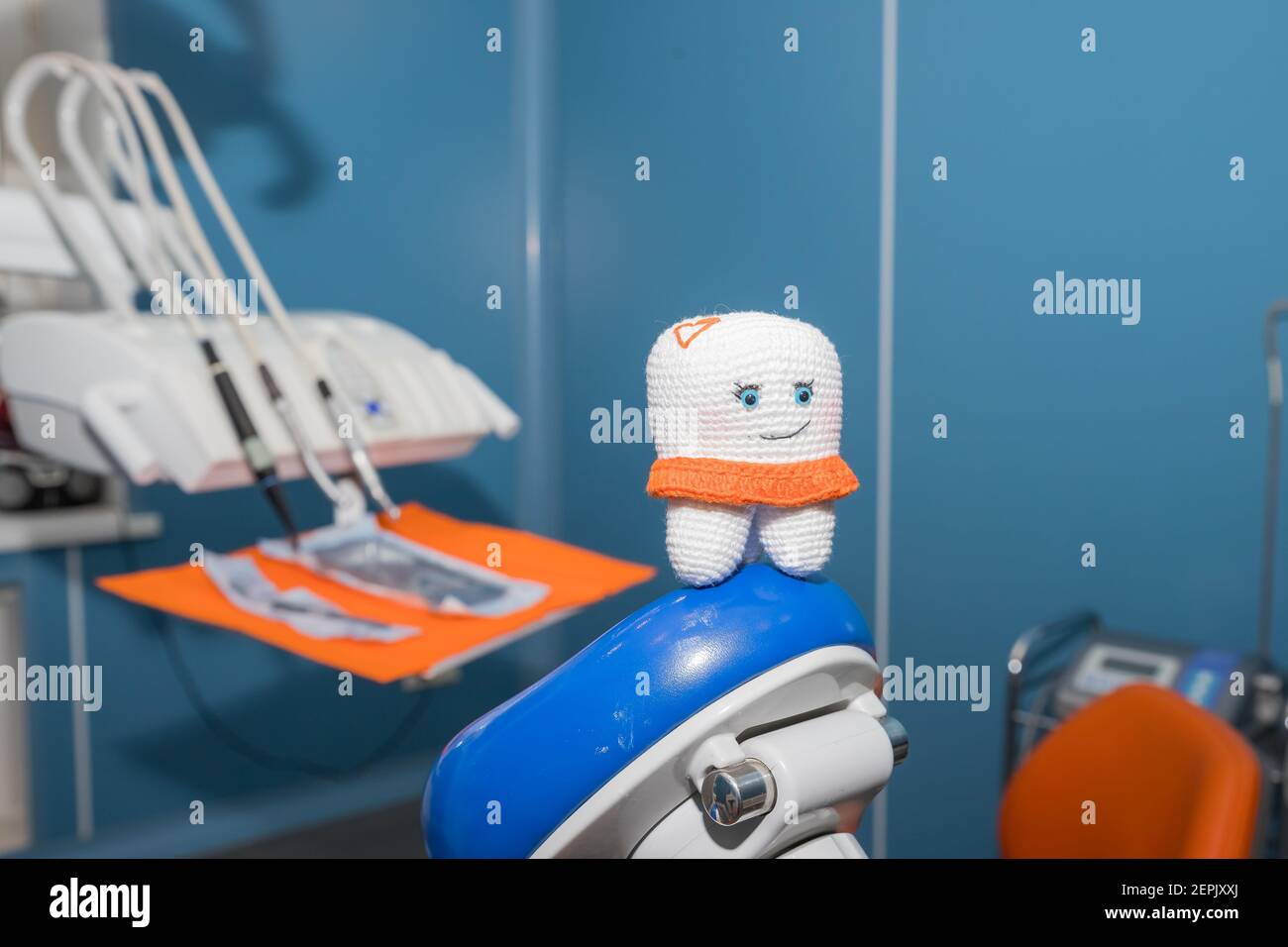 Tooth model.Soft giocattolo di un tooth.Concept per dentisti healthcare.Healthy denti e fiducia nel dentista. Moderna clinica dentale con un buon servizio Foto Stock