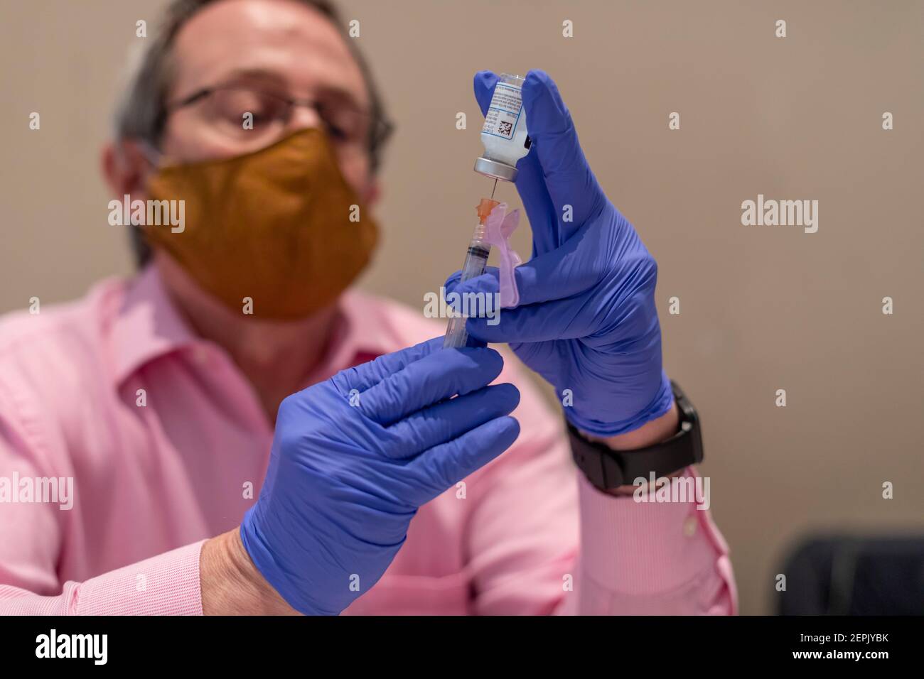 Detroit, Michigan, Stati Uniti. 27 Feb 2021. Un lavoratore riempie una siringa con il vaccino moderna Covid-19 presso una delle cliniche della comunità del Detroit Health Department per il fine settimana. Credit: Jim West/Alamy Live News Foto Stock