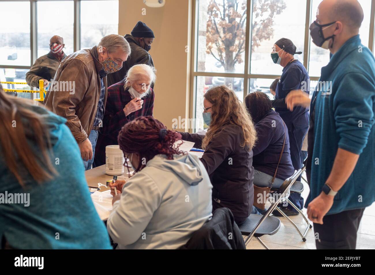 Detroit, Michigan, Stati Uniti. 27 Feb 2021. I pazienti effettuano il check-in prima di essere vaccinati contro il coronavirus in una delle cliniche della comunità del Detroit Health Department per il fine settimana. Credit: Jim West/Alamy Live News Foto Stock