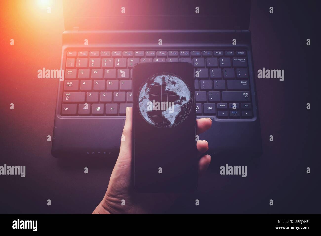 Terra volante in polietilene bassa sullo sfondo dello smartphone. Concetto di connessione globale di rete. Tecnologie che connettono il mondo. Rete globale. Foto Stock