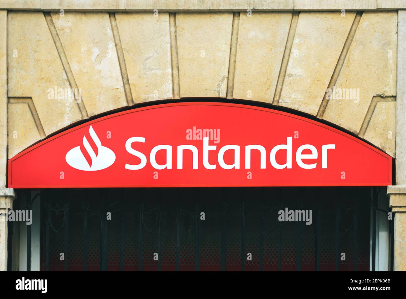 Logo della Santander Bank della filiale in città. Esterno Vista della filiale della Santander Bank Foto Stock