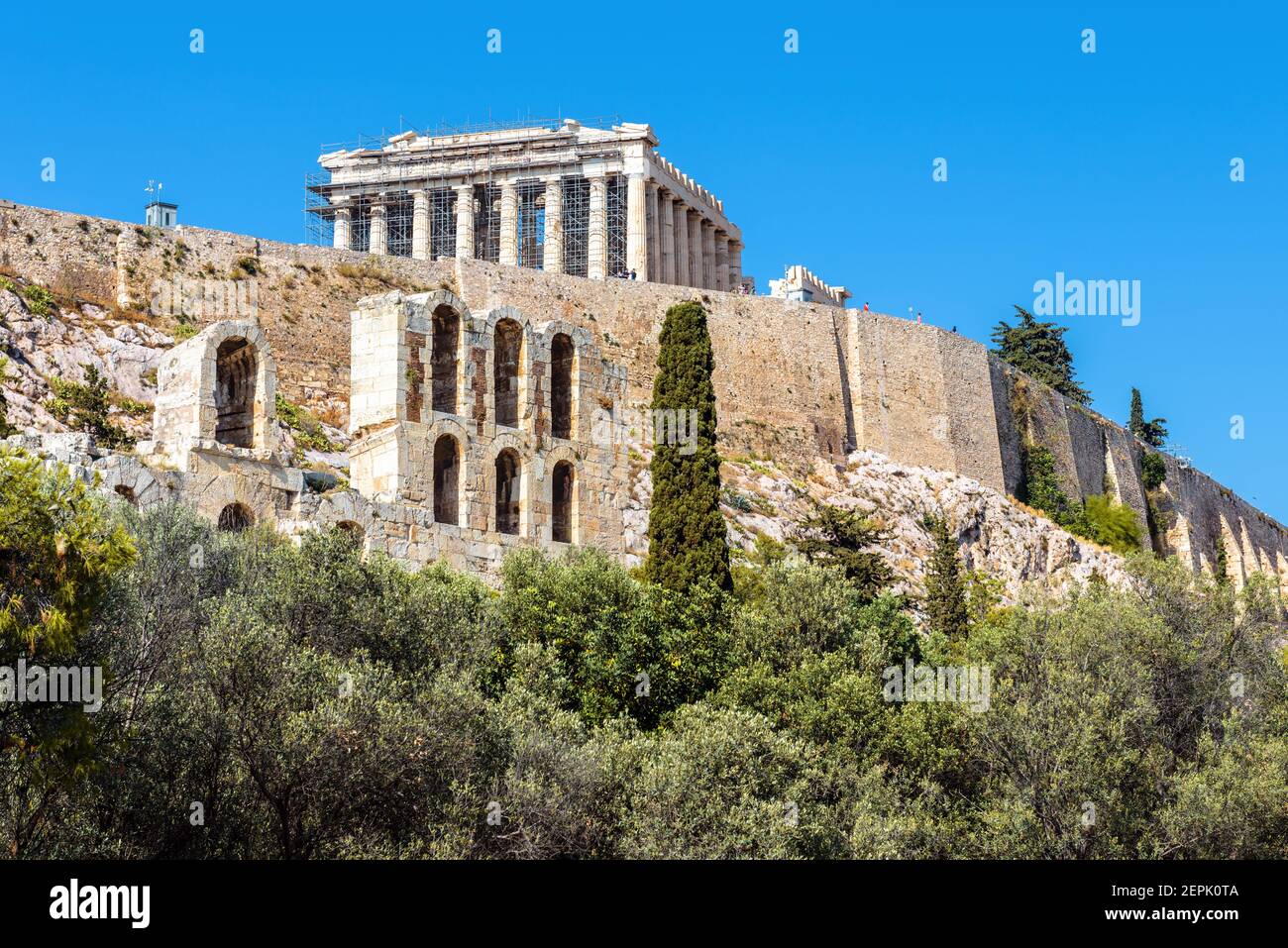 Acropoli di Atene, Grecia. Famoso tempio del Partenone sulla sua cima. Questo posto e' un punto di riferimento di Atene. Antiche rovine greche della collina dell'Acropoli, architettura antica Foto Stock