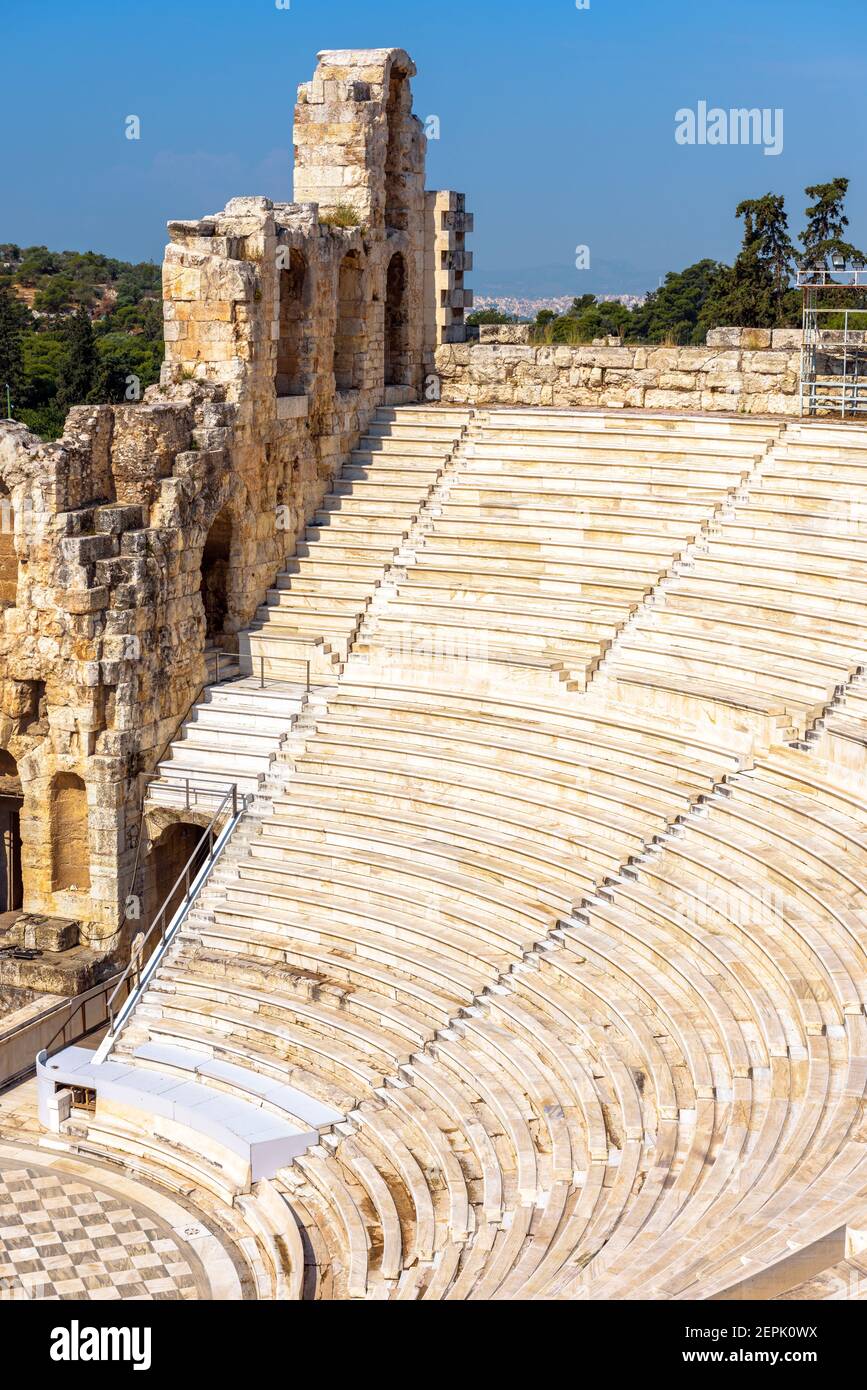 Odeon di Erode Attico all'Acropoli di Atene, Grecia. Questo antico teatro greco è un famoso punto di riferimento di Atene, monumento della cultura classica. Vecchio Foto Stock