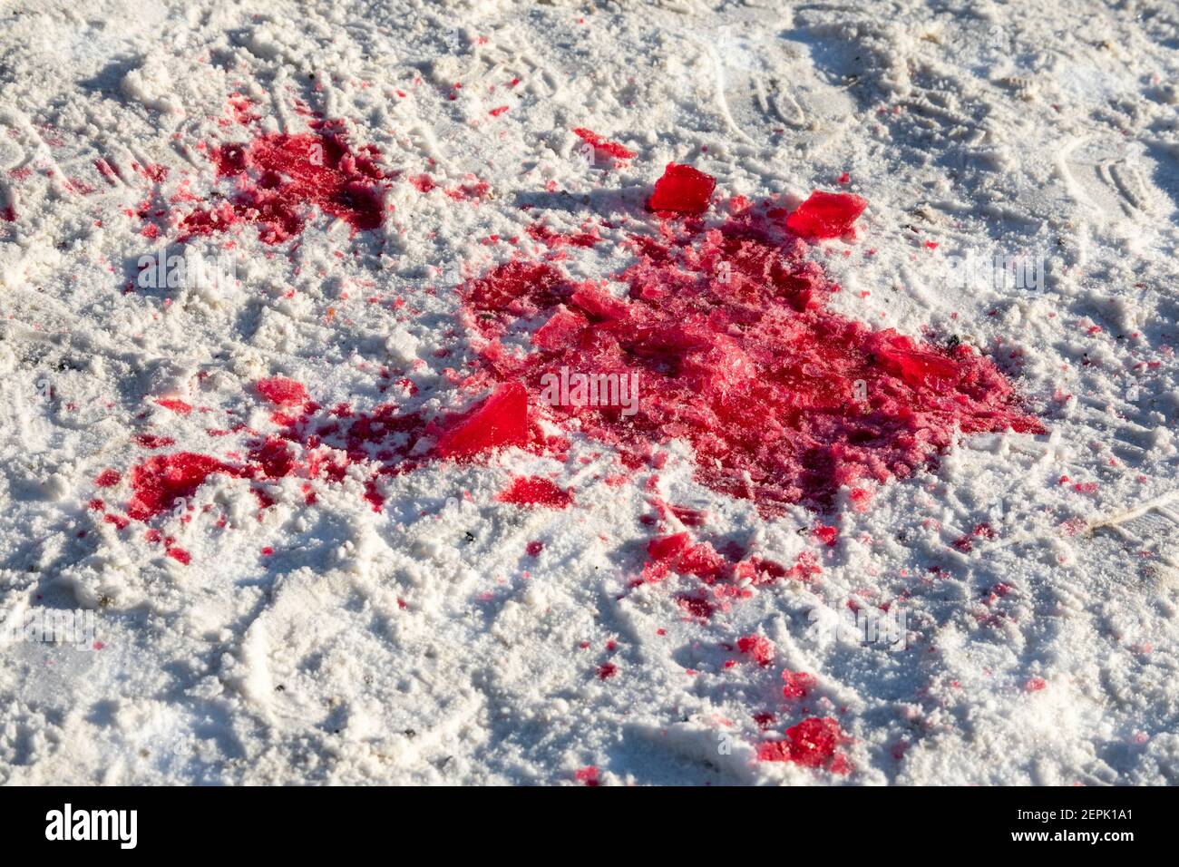 Colore rosso su neve bianca Foto Stock