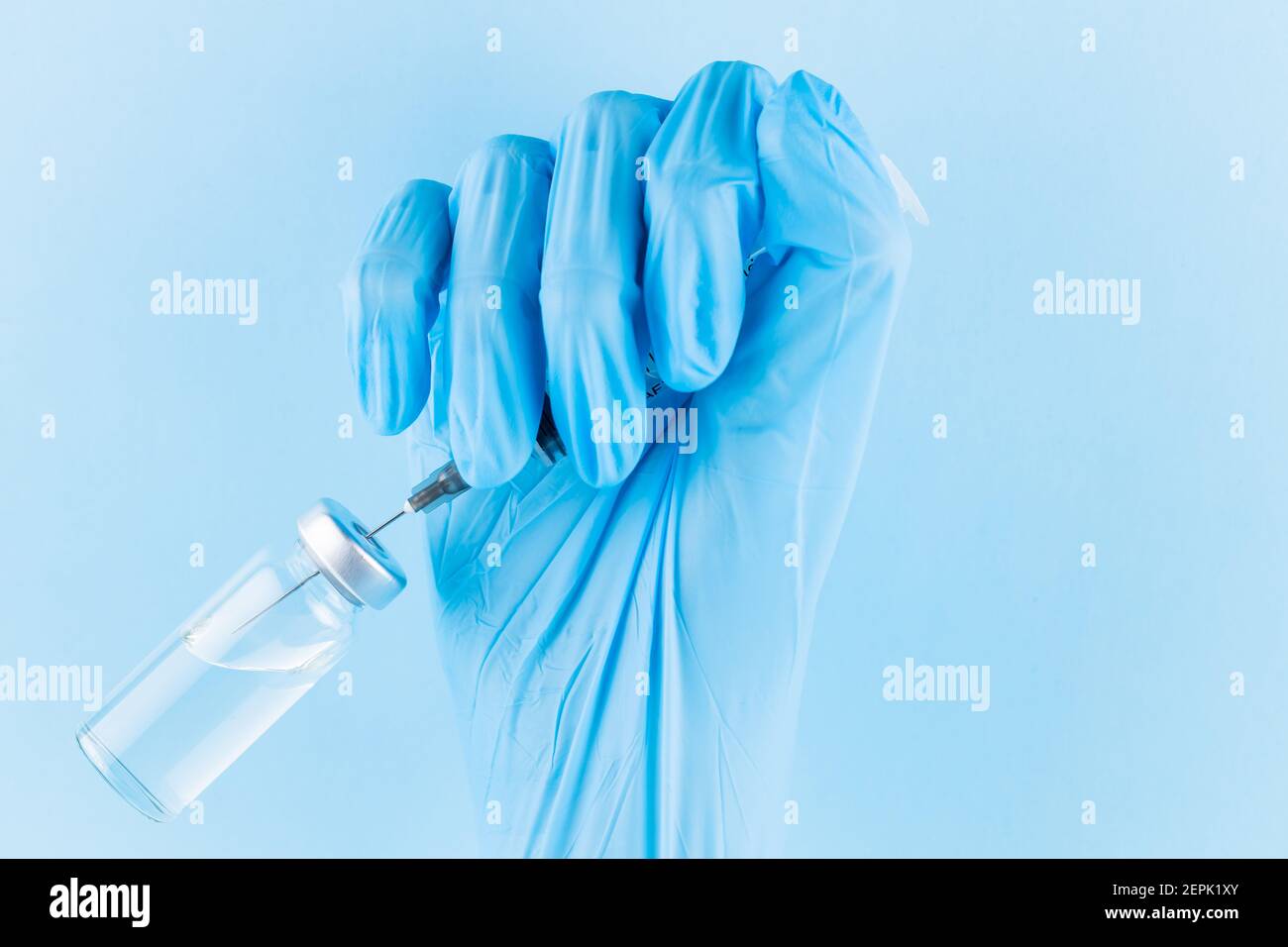 Siringa di riempimento manuale con farmaco. Braccio robotico in siringa porta guanti chirurgici con vaccino Covid-19. Concetto di vaccinazione e immunizzazione. Copia Foto Stock