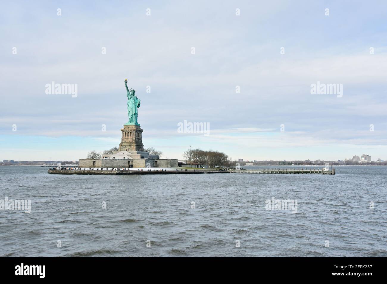Statua della libertà, colossale scultura neoclassica e conosciuta anche come la libertà che illumina il mondo visto in una crociera sul fiume Hudson. Foto Stock
