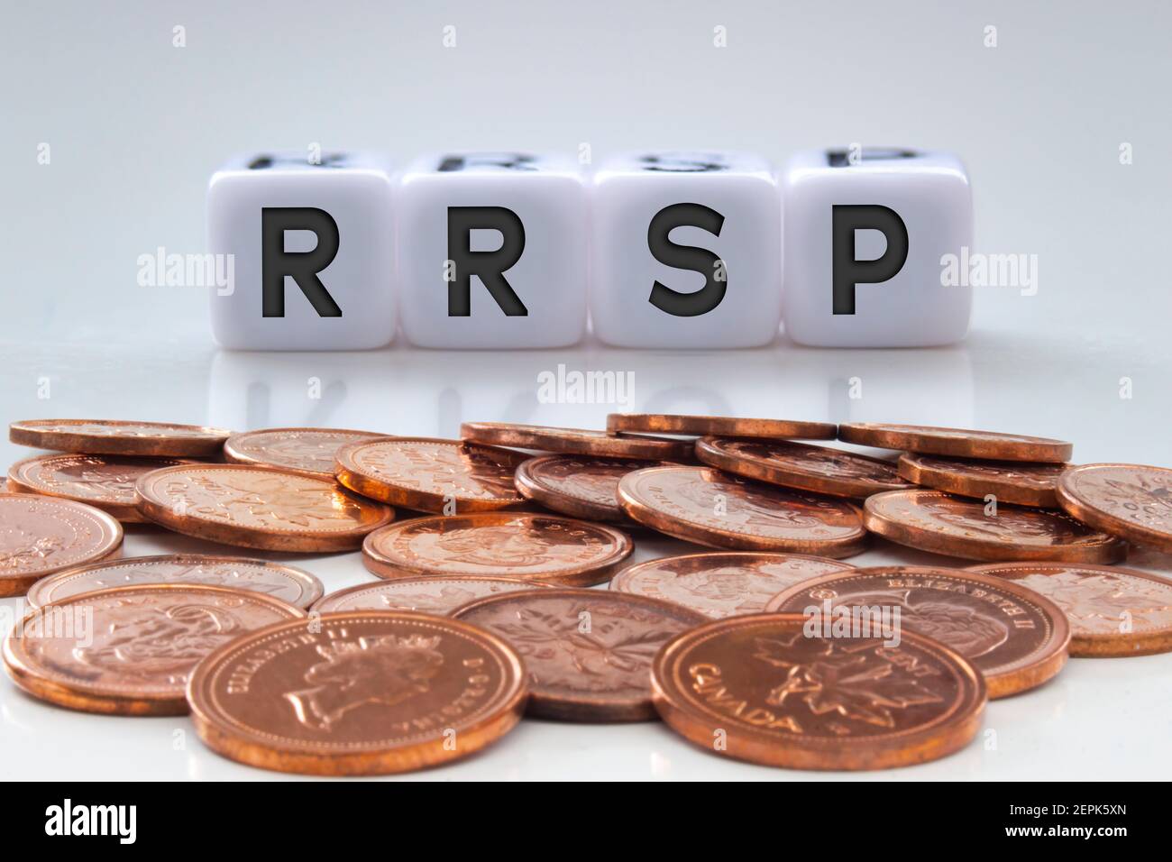 Lettere RRSP su blocchi bianchi con monete su un trasparente sfondo Foto Stock