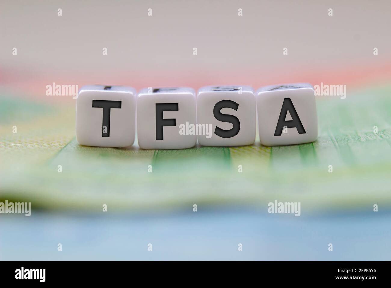 Lettere TFSA su blocchi bianchi con bollette su un trasparente sfondo Foto Stock