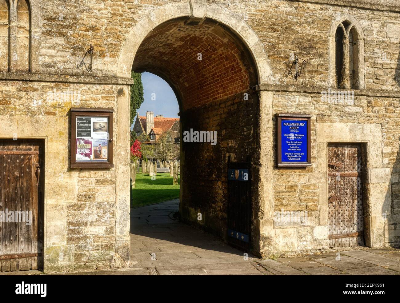 L'arco di entance a Malmesbury Abbey, Malmesbury, Wiltshire, Regno Unito Foto Stock