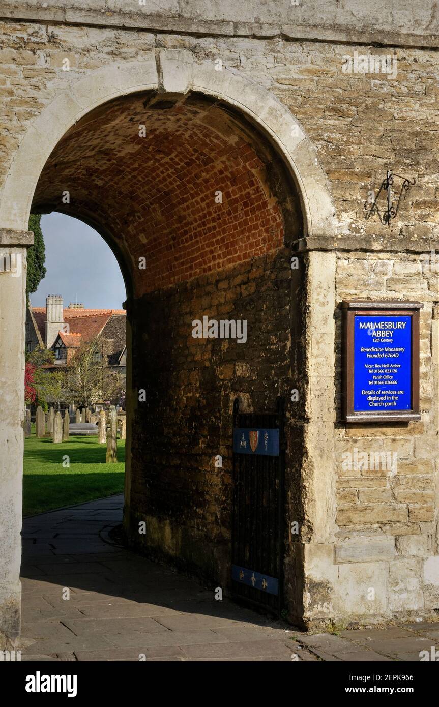 L'arco di entance a Malmesbury Abbey, Malmesbury, Wiltshire, Regno Unito Foto Stock