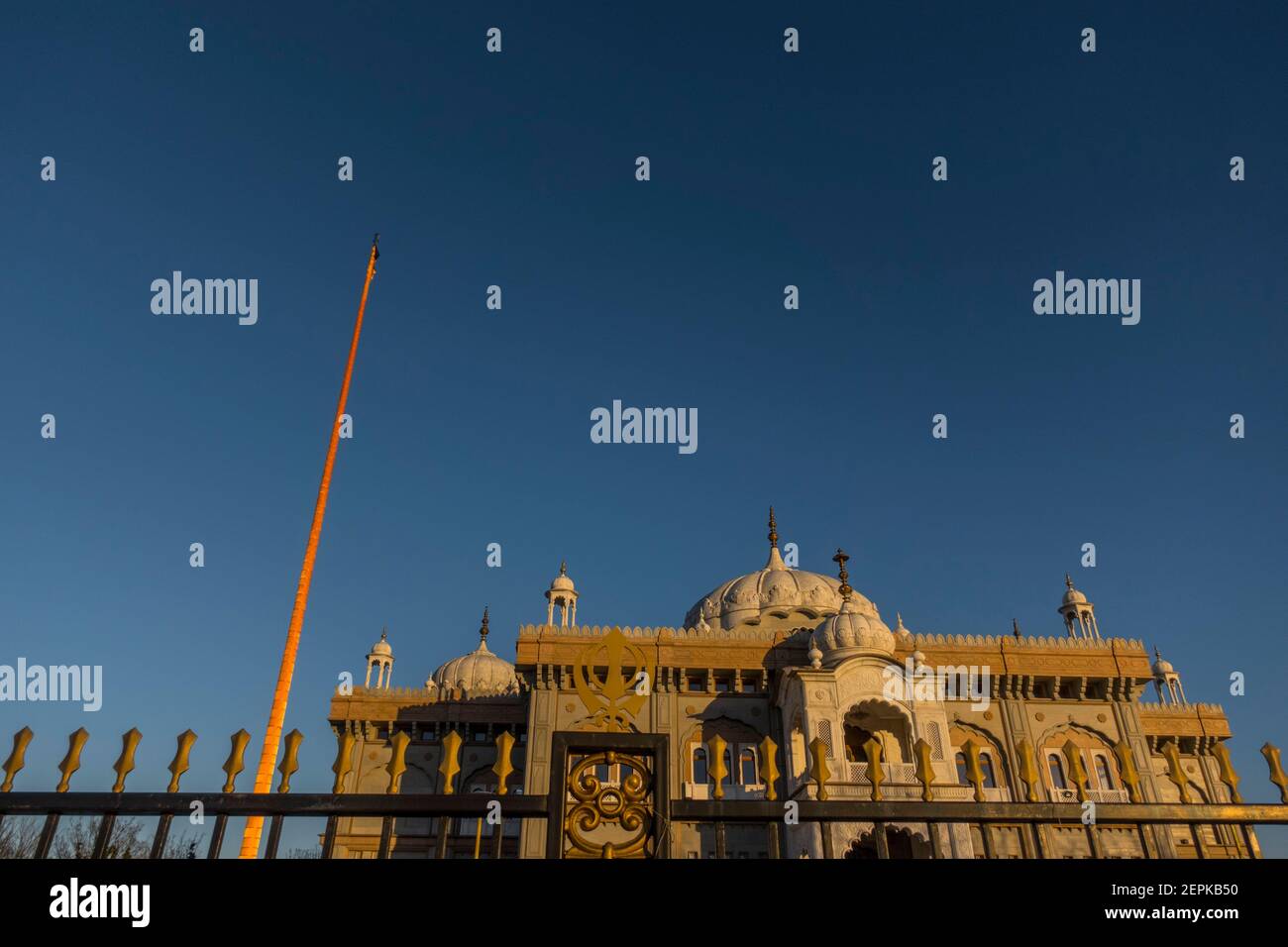 Il tempio Guru Nanak Darbar Gurdwara Sikh a gravesend al tramonto. Si ritiene che l'edificio in marmo sia uno dei più grandi del Regno Unito; il Gurdwara c Foto Stock