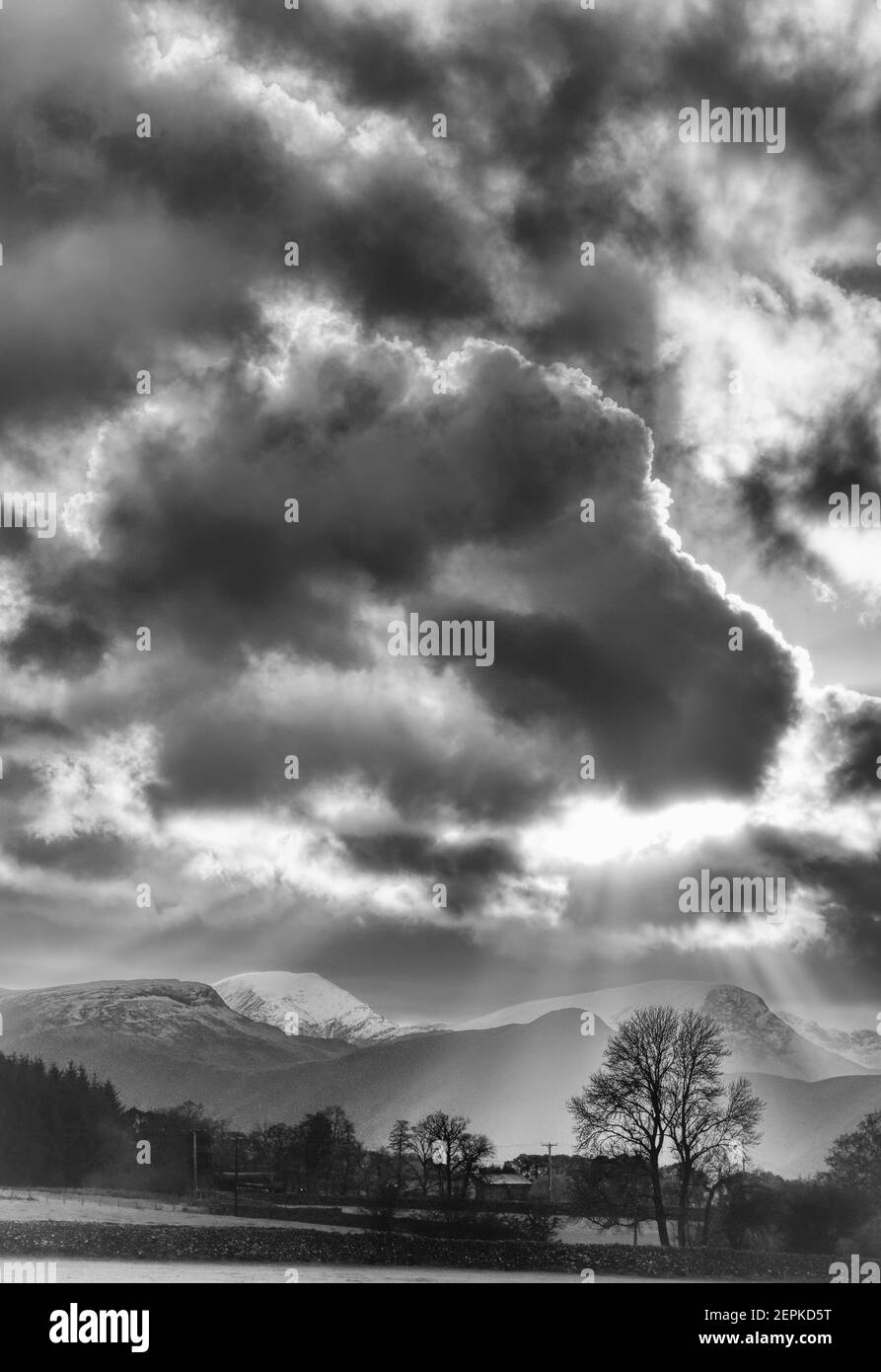 Suggestiva luce del tramonto sulle montagne del Lake District, Cumbria, Regno Unito Foto Stock