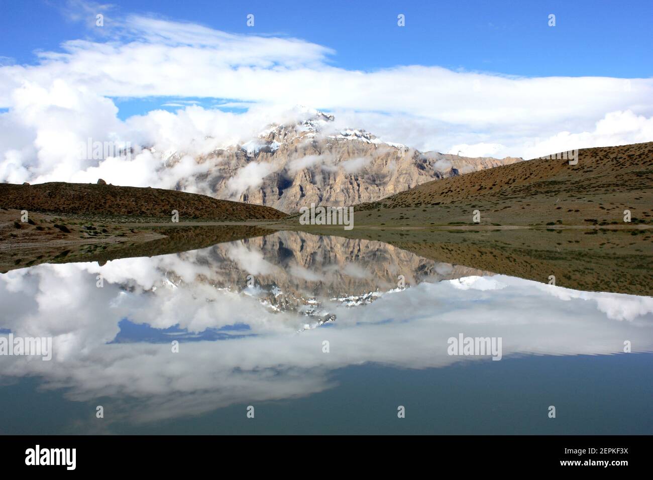 Le vette dell'Himalaya si riflettono sul lago alpino Dhankar, Spiti, India Foto Stock