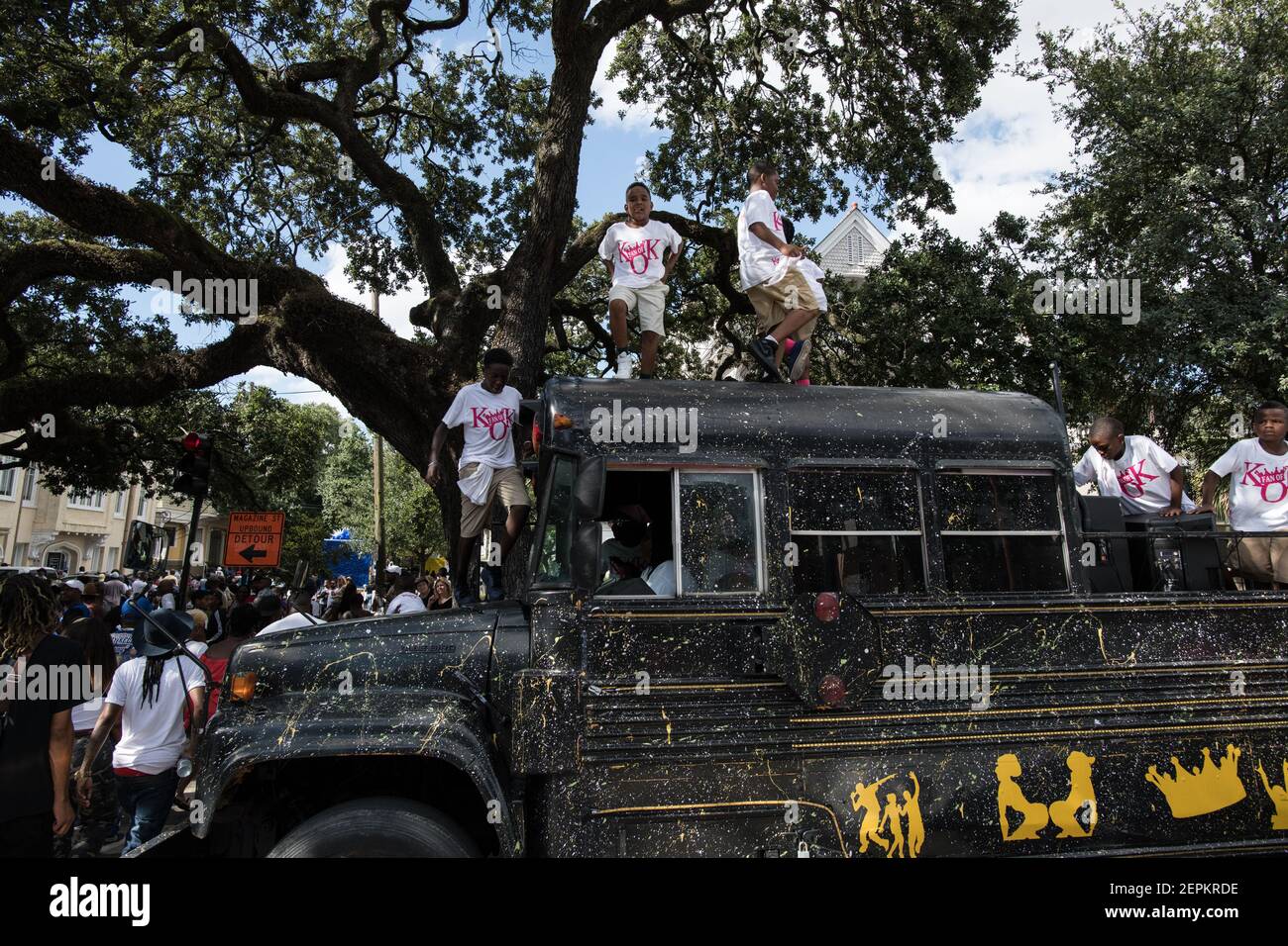 I bambini ballano in cima a un'auto durante una vivace parata di seconda fila nel quartiere Treme di New Orleans, mostrando le ricche tradizioni culturali della città. Foto Stock