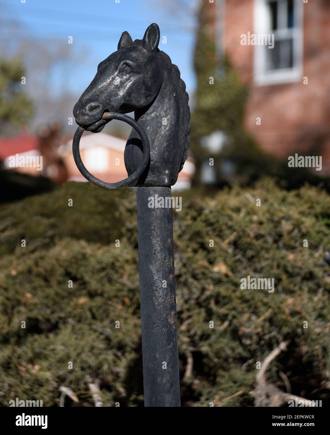 Un paletto di attacco a testa di cavallo montato di fronte a una casa storica a Santa Fe, New Mexico. Foto Stock