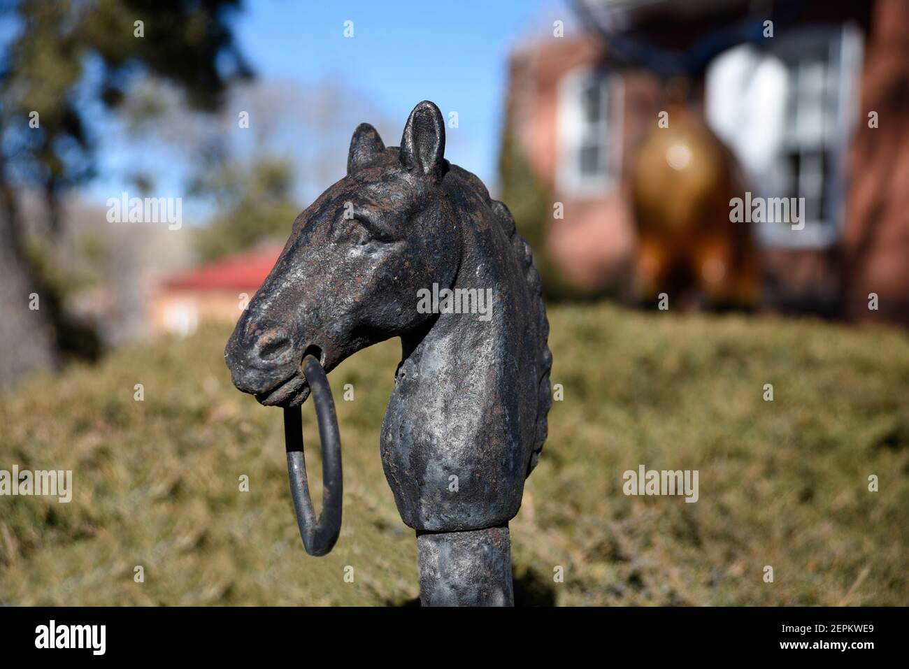 Un paletto di attacco a testa di cavallo montato di fronte a una casa storica a Santa Fe, New Mexico. Foto Stock