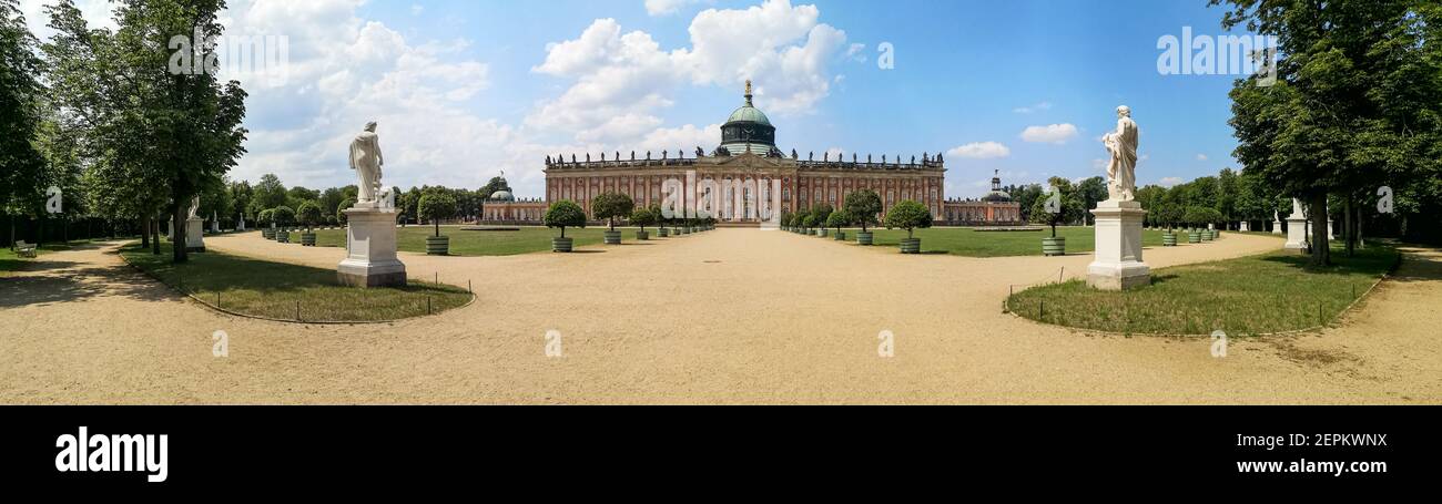 Ampia vista panoramica del palazzo e del parco di Neues Sanssouci, Potsdam, monumenti storici della Germania Foto Stock