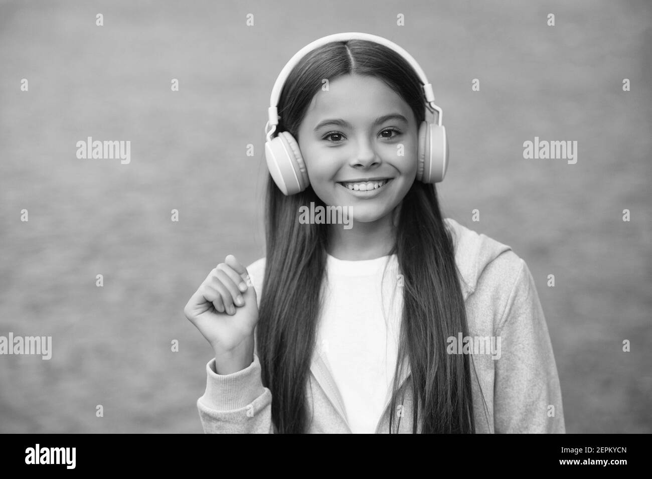 felice bambino indossare le cuffie. ascoltare la musica. tornare a scuola. formazione privata online. sorridente bambino studio audio libro. elearning e ebook. felicità infanzia. adolescente in auricolari. Foto Stock