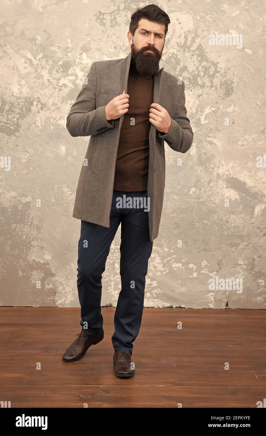 Moda maschile. Uomo d'affari maturo. Uomo alla moda con barba. Stile  informale. Abiti in stile autunno hipster ribassato. Ragazzo in giacca  autunnale. Semplicità. Abito casual per la stagione primaverile e autunnale  Foto