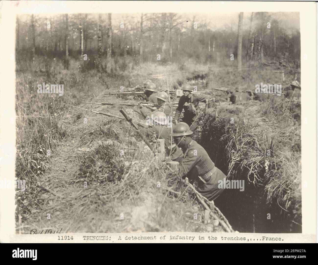 WW1 WWI ufficiale fotografia militare degli Stati Uniti di soldati di combattimento neri che servono in Francia. Didascalia "un distacco di fanteria nelle trincee della Francia" Foto Stock