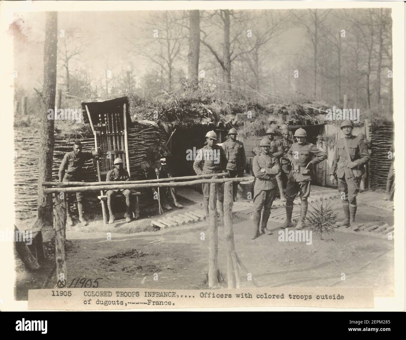 WW1 WWI ufficiale fotografia militare degli Stati Uniti di soldati di combattimento neri che servono in Francia. Didascalia 'ufficiali con truppa colorata fuori dai dugout Francia' Foto Stock