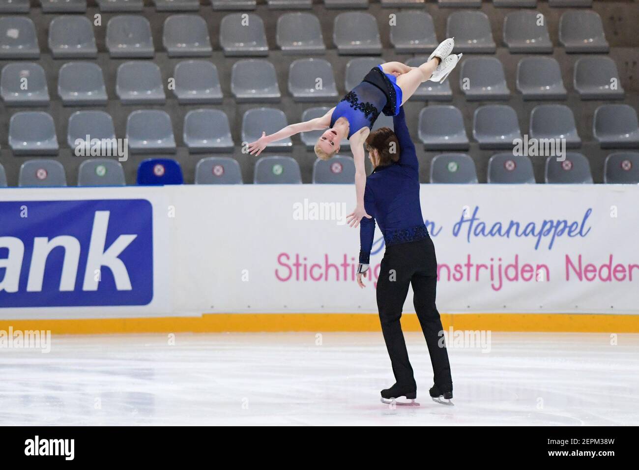 L'AIA, PAESI BASSI - FEBBRAIO 27: Evgenya Tarasova e Vladimir Morozov della Russia gareggiano nel programma corto delle coppie di pattinaggio di figura il giorno 3 durin Foto Stock