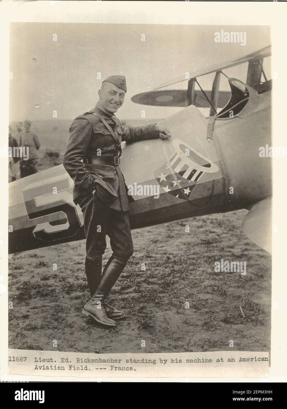 WWI WW1 tenente Edward Rickenbacker in piedi presso la sua macchina in un campo di aviazione americano in Francia. Leggendario asso di combattimento della prima guerra mondiale che si pone per una fotografia militare ufficiale. Questa è una fotografia originale del corpo di segnale degli Stati Uniti scattata durante la guerra. Foto Stock