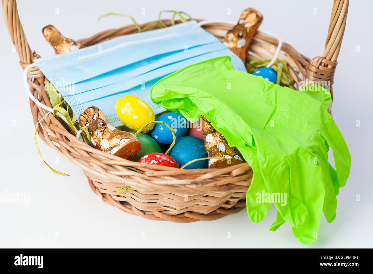 Cestino di Pasqua con maschera medica e guanti in lattice di gomma,  tradizionale Festa in tempo di Coronavirus globale COVID-19 corona virus  malattia p Foto stock - Alamy