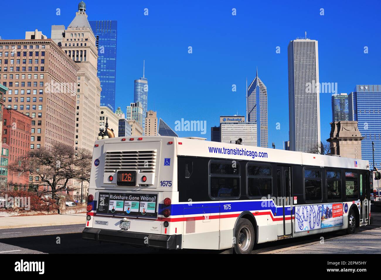 Chicago, Illinois, Stati Uniti. Un autobus CTA attende alla fine del suo percorso nel centro di Chicago. Foto Stock