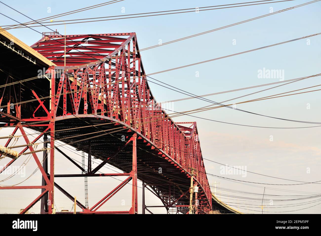 Chicago, Illinois, Stati Uniti. Un modello di linee elettriche incorniciano il ponte Chicago Skyway sul fiume Calumet. Foto Stock