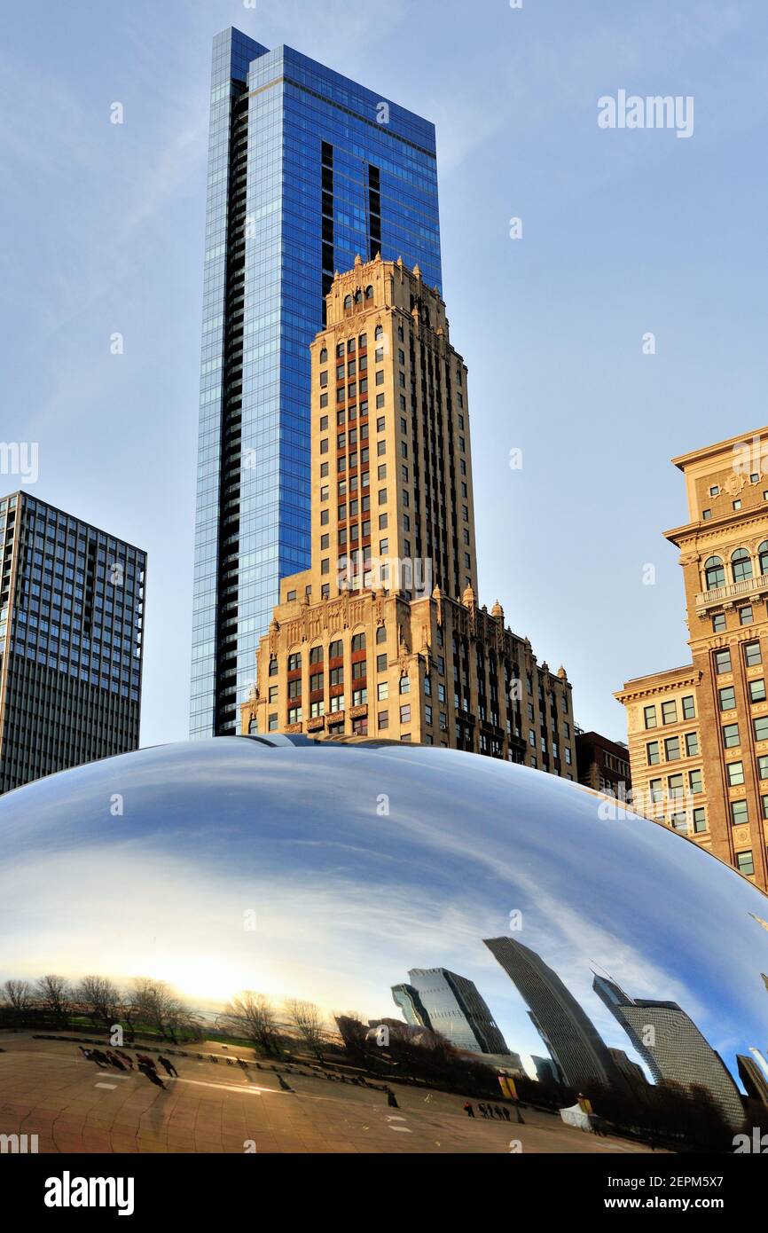 Chicago, Illinois, Stati Uniti. Una parte del venerabile skyline di Michigan Avenue lungo il Millennium Park si estende sopra la caratteristica scultura "Cloud Gate". Foto Stock