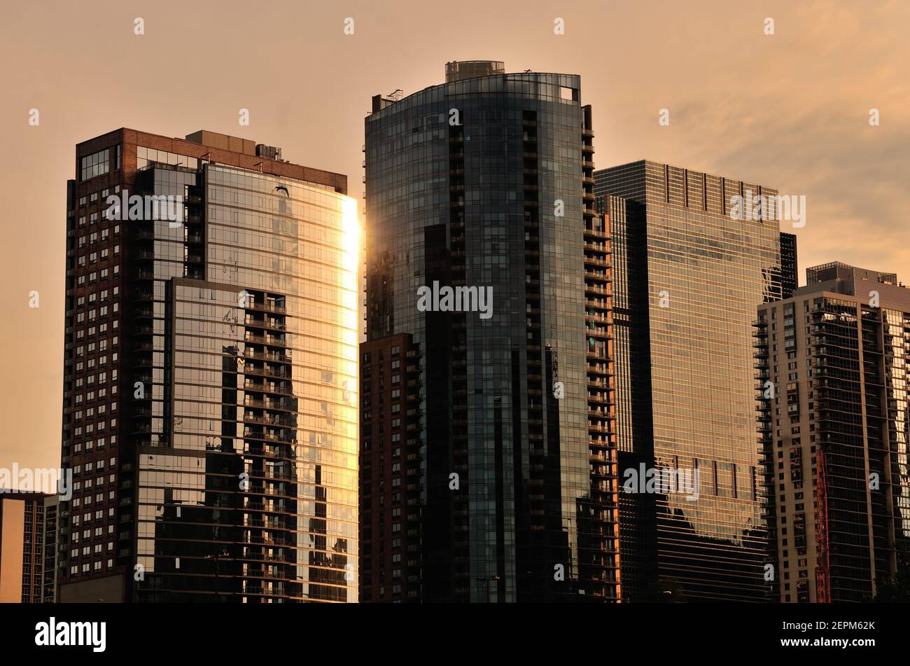 Chicago, Illinois, Stati Uniti. Un gruppo di grattacieli condominiali sul lato nord vicino di Chicago riflette le prime fasi del tramonto della giornata. Foto Stock