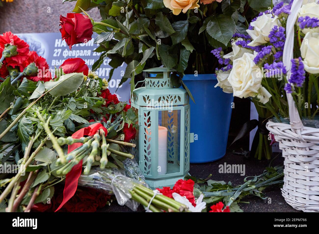 Mosca, Russia. 27 Feb 2021. Una candela bruciante vista con fiori durante il memoriale. Più di 10 mila persone hanno preso parte alla memoria di Boris Nemtsov nel sesto anniversario dell'assassinio del politico. Tra questi vi sono l'ex primo ministro Mikhail Kasyanov, i politici Ilya Yashin, Dmitry Gudkov, Grigory Yavlinsky e Yulia Galyamina, i prigionieri politici Konstantin Kotov e Anna Pavlikova, e Yulia Navalnaya. Credit: SOPA Images Limited/Alamy Live News Foto Stock