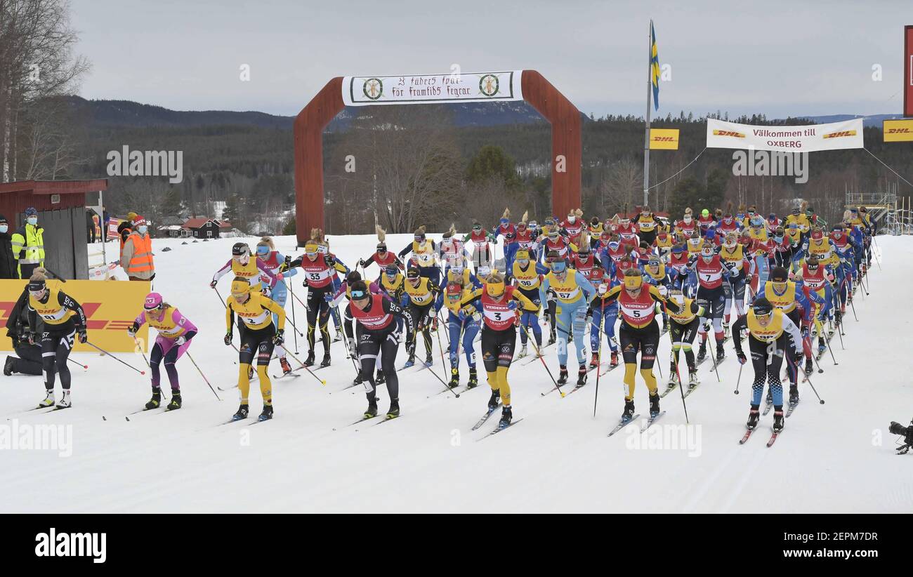 Mora, Svezia. 27 Feb 2021. I concorrenti gareggano durante il 2021 Tjejvasan Vasalopet per donne a Mora, Svezia, 27 febbraio 2021. Credit: Ulf Palm, Vasaloppet/Handout via Xinhua/Alamy Live News Foto Stock