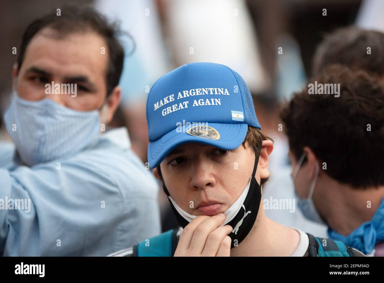 Buenos Aires, Argentina. 27 Feb 2021. Un protestante che indossa un tappo che dice "Rendi l'Argentina di nuovo grande" durante una manifestazione contro il governo argentino del presidente Alberto Fernàndez sullo scandalo dell'attuazione del vaccino VIP, mentre il governo ha pubblicato un elenco di 70 figure influenti che hanno già ricevuto un trattamento preferenziale per il vaccino Covid-19 davanti ad altri L'Ospedale di Posadas. Credit: SOPA Images Limited/Alamy Live News Foto Stock