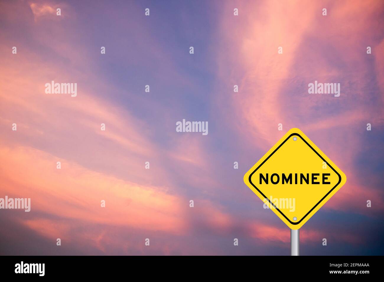 Cartello di trasporto di colore giallo con la parola nominee sul cielo viola sfondo Foto Stock