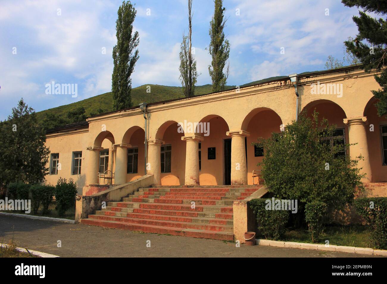 Città di Sheki. Azerbaigian. Edificio del museo sul territorio del complesso del palazzo di Khan. Foto Stock