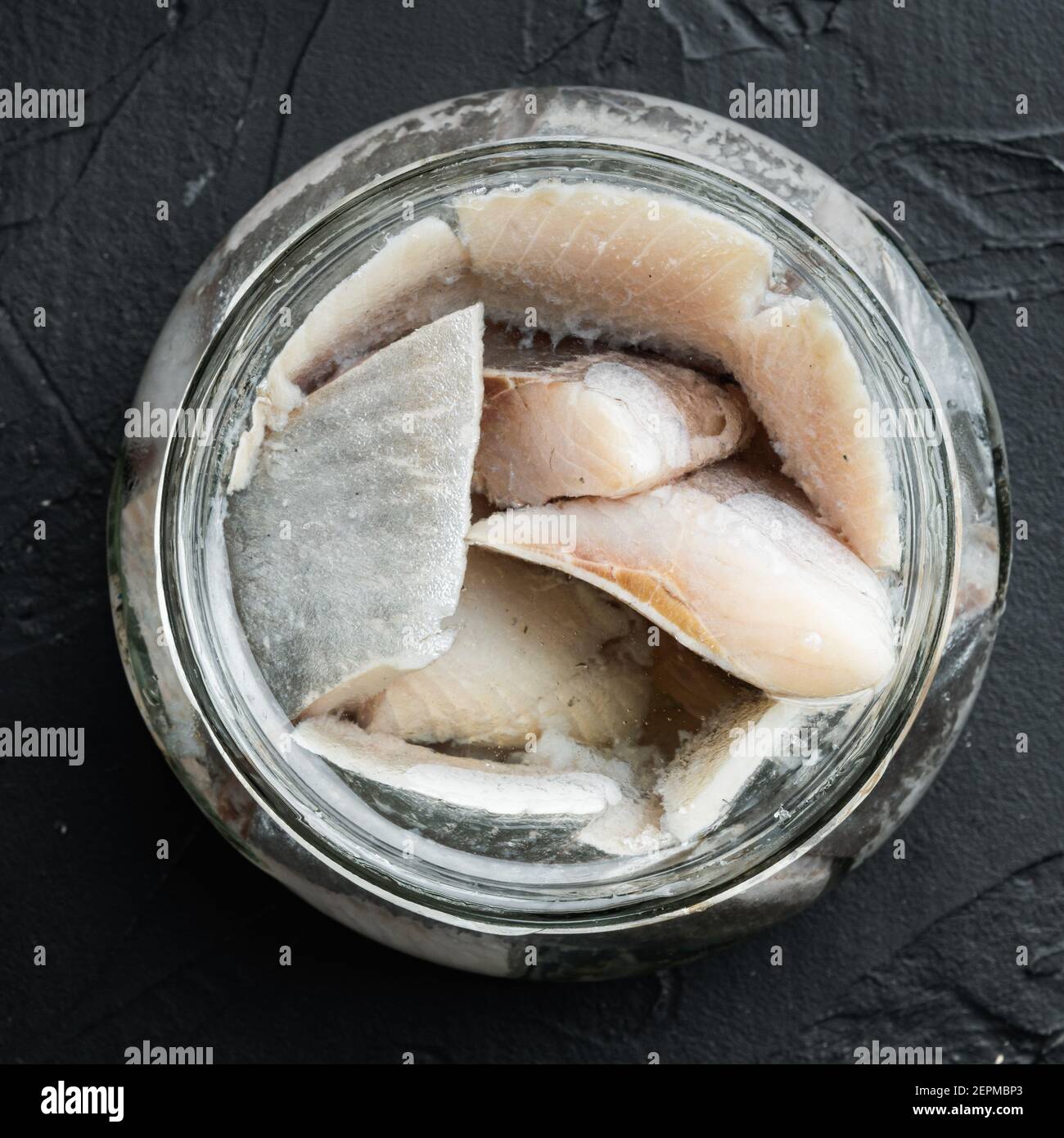 Aringhe in scatola , Set conserve di pesce, in vaso di vetro, su sfondo  nero, vista dall'alto piatto, formato quadrato Foto stock - Alamy