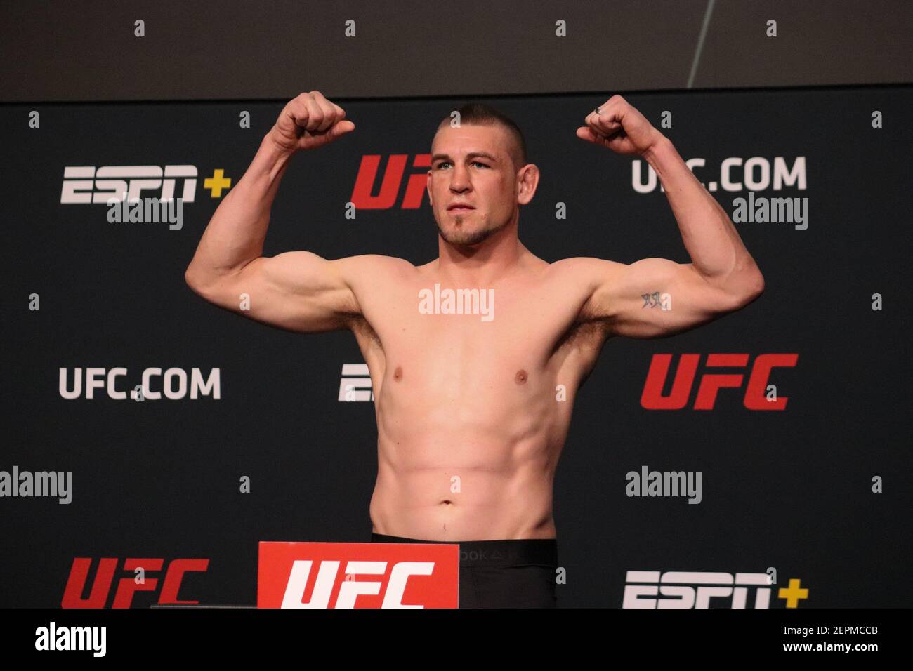 26 febbraio 2021: LAS VEGAS, NV - 26 febbraio: Dustin Jacoby pone sulla scala durante la lotta UFC Night Rozenstruik contro Gane: Pesate-in all'UFC Apex il 26 febbraio 2021 a Las Vegas, Nevada, Stati Uniti. Credit: Diego Ribas/PX Imagens/ZUMA Wire/Alamy Live News Foto Stock