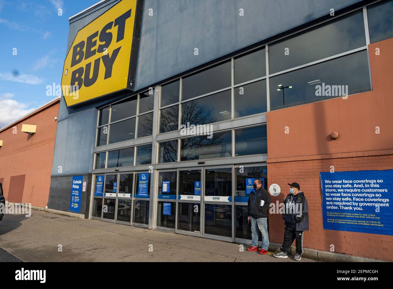 New York, Stati Uniti. 27 Feb 2021. Le persone si levano in piedi da un deposito Best Buy in Queens.Best Buy Co. (BBY) licenziano 5,000 lavoratori, la maggior parte dei quali ha lavorato a tempo pieno e aggiungendo approssimativamente 2,000 nuove posizioni part-time mentre sposta il fuoco alle vendite in linea. La pandemia ha accelerato la transizione di Best Buy alla vendita online, ha detto Corie Barry Chief Executive su una chiamata con gli analisti. Credit: SOPA Images Limited/Alamy Live News Foto Stock