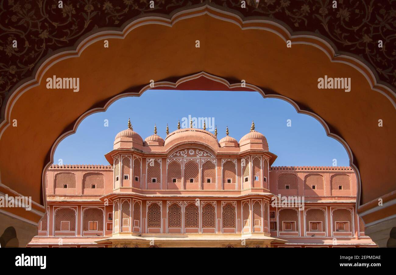 Vista dall'alto di UNA porta decorativa cliccata da un'angolazione inferiore da sotto UN arco di Sarvato Bhadra all'interno del Palazzo della Città. Foto Stock