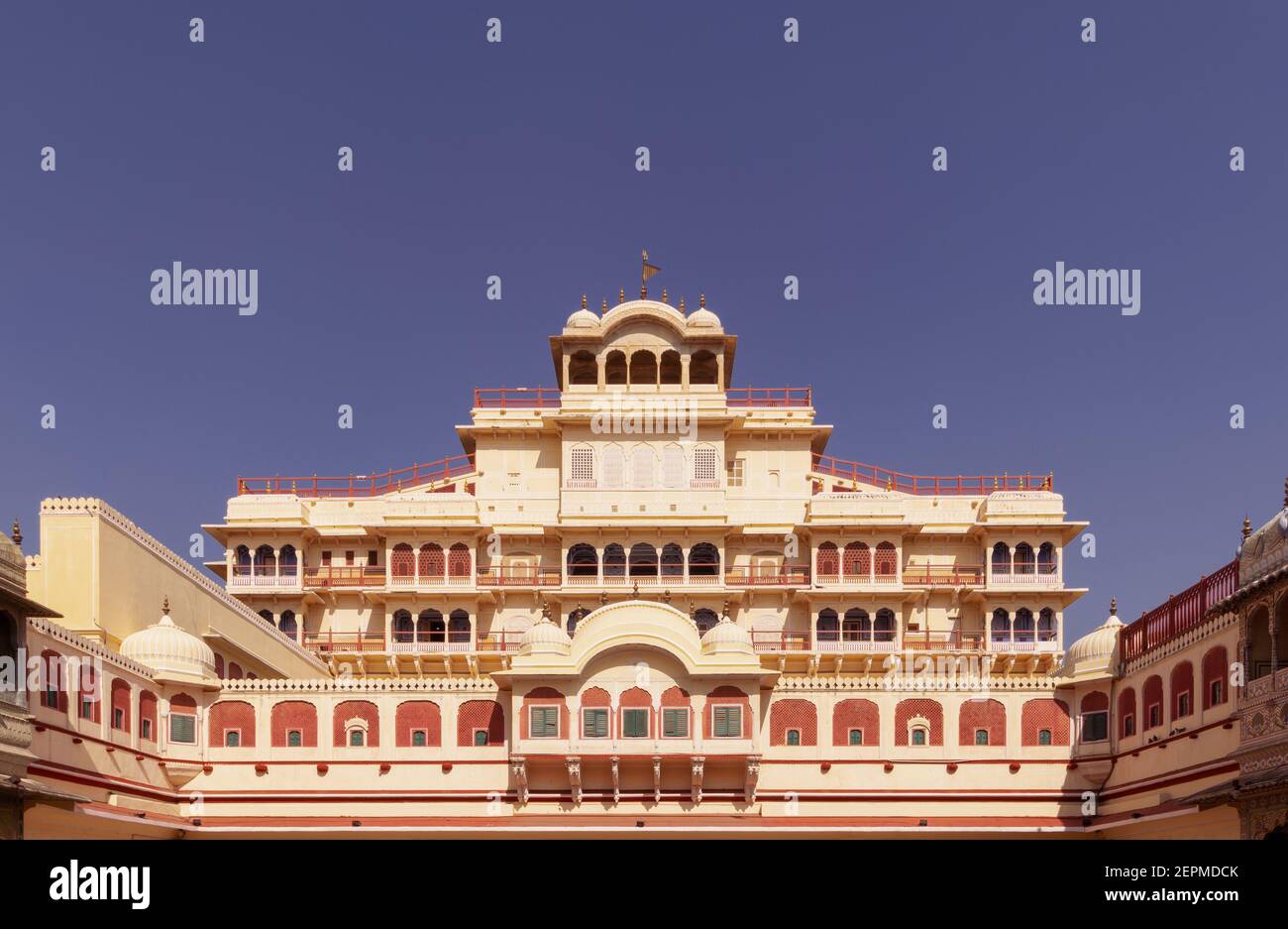 Vista ad angolo basso di Chandra Mahal da Pritam Niwas Chowk sotto il cielo blu all'interno del Palazzo della Città. Foto Stock