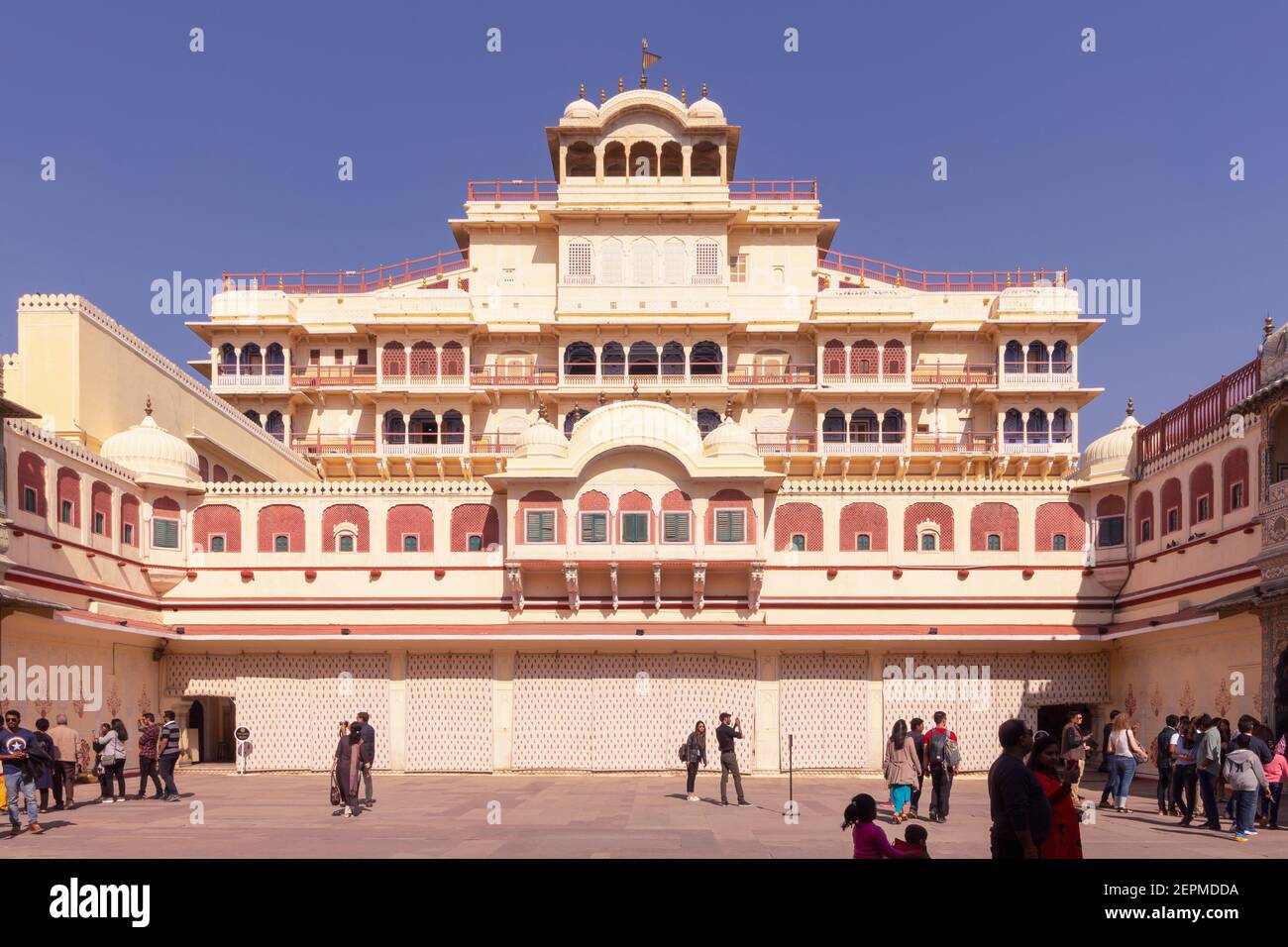 Turista che ha la vista di Chandra Mahal all'interno di Pritam Niwas Chowk sotto il cielo blu all'interno del Palazzo della Città. Foto Stock