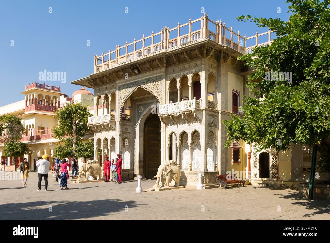 Vista laterale del Rajendra Pol che collega il cortile Mubarak Mahal e Sarvato Bhadra, Diwan-e-Khas con in Palazzo della Città Foto Stock