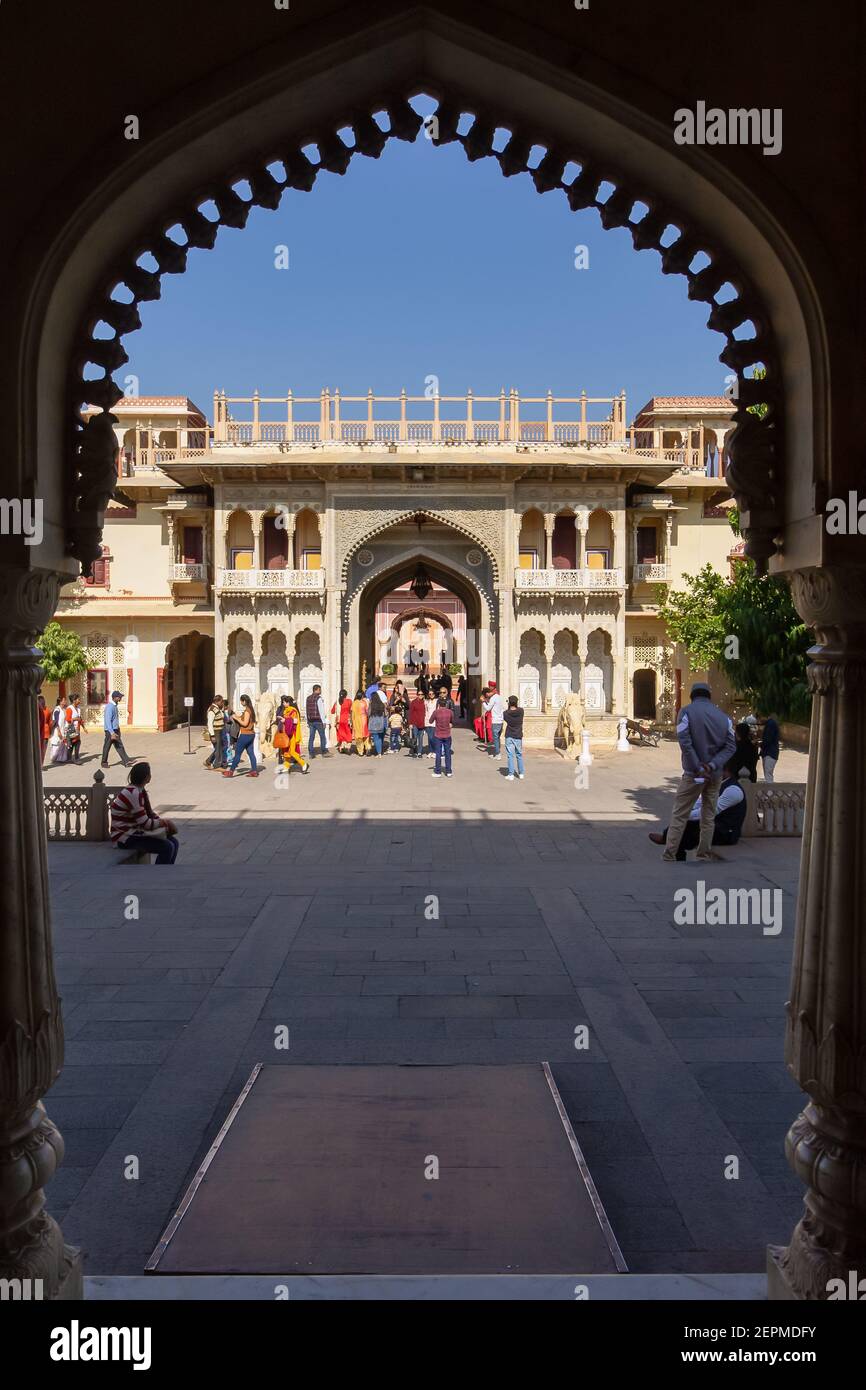Vista verticale di Rajendra Pol da sotto l'arco che collega il cortile di Mubarak Mahal e Sarvato Bhadra, Diwan-e-Khas con in Palazzo della Città. Foto Stock