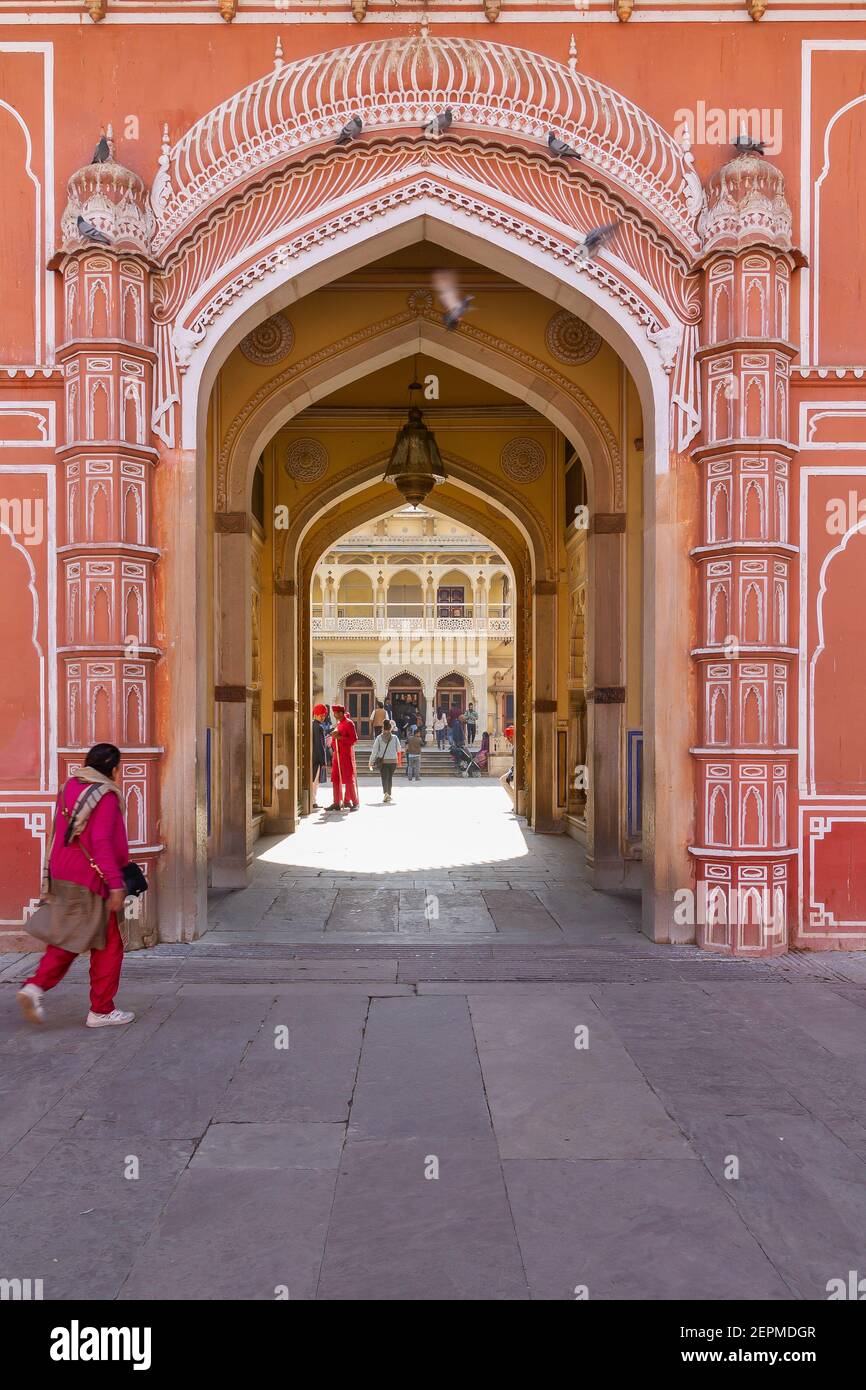 Altra vista laterale del Rajendra Pol Gate che collega il cortile Mubarak Mahal all'interno del Palazzo della Città. Foto Stock