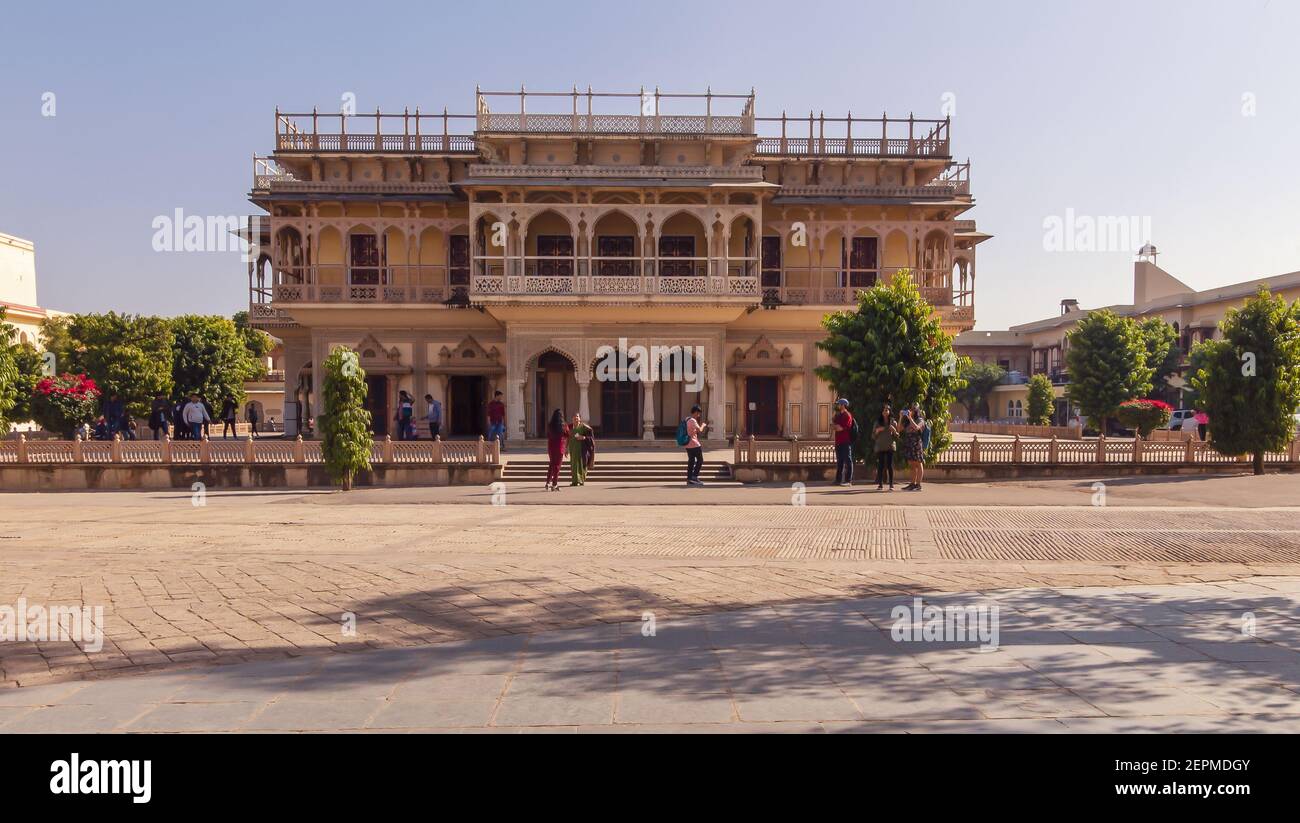 Vista orizzontale di Mubarak Mahal e cortile sotto il cielo blu all'interno del Palazzo della Città. Foto Stock