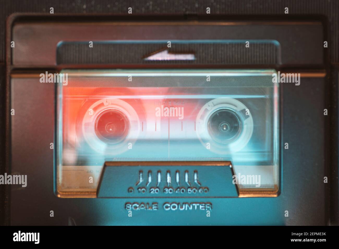 lettore musicale vintage con messa a fuoco sulla cassetta Foto Stock