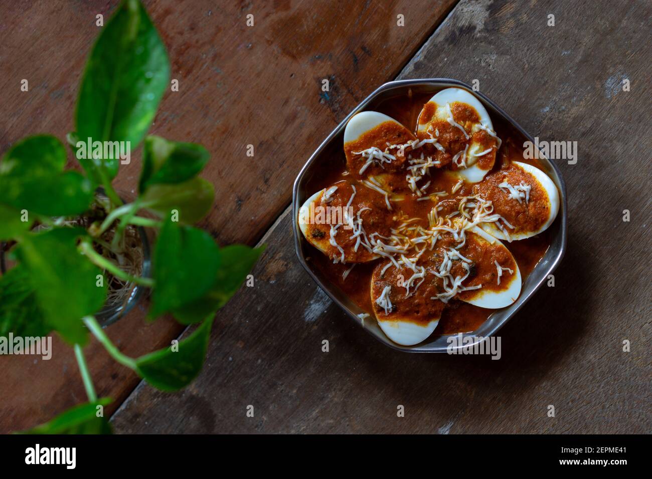 Saporito masala di uovo fatto in casa in un piatto sul tavolo Foto Stock